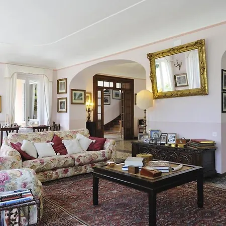 San Siro Sleeps 20 With Pool And Air Con