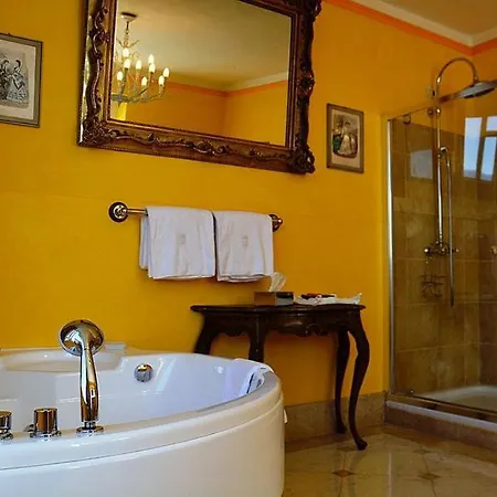 San Siro Sleeps 20 With Pool And Air Con *